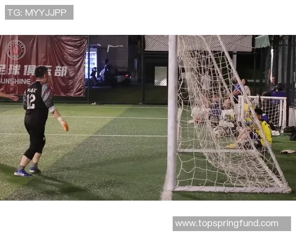 足球明星冬季热身视频展现训练魅力与激情瞬间的精彩合集