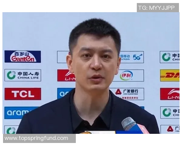 中国明星杨明篮球场上的精彩表现引发粉丝热议与媒体关注
